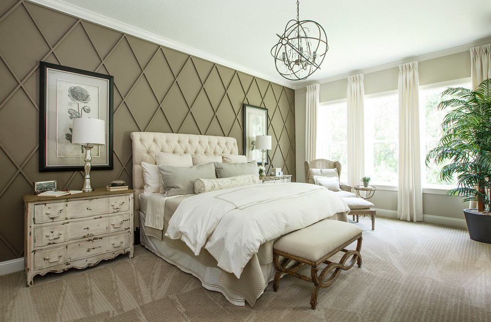 Foto de dormitorio principal tradicional renovado de tamaño medio sin chimenea con paredes beige, moqueta y suelo beige