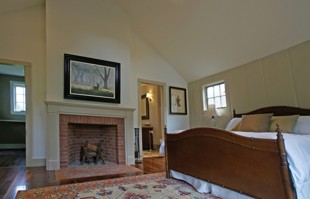 ボストンにある中くらいなトラディショナルスタイルのおしゃれな客用寝室 (ベージュの壁、濃色無垢フローリング、標準型暖炉、レンガの暖炉まわり) のインテリア