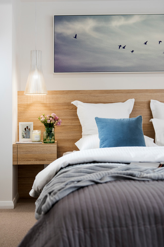Imagen de dormitorio contemporáneo con paredes blancas y moqueta