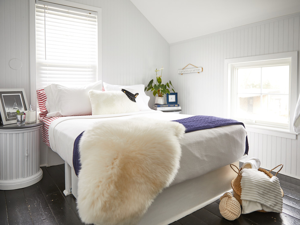プロビデンスにある小さなビーチスタイルのおしゃれな客用寝室 (グレーの壁、塗装フローリング、黒い床) のインテリア