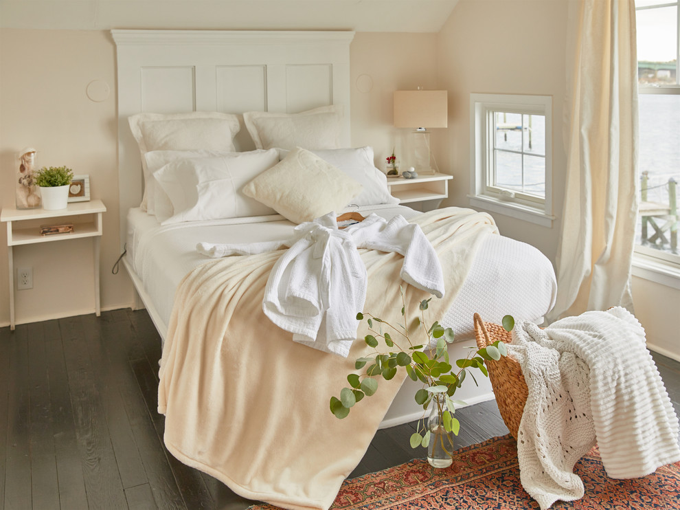 Ejemplo de dormitorio principal tradicional renovado de tamaño medio con paredes beige, suelo de madera pintada y suelo negro