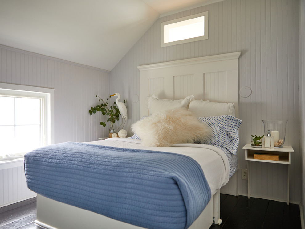 Пример оригинального дизайна: маленькая гостевая спальня (комната для гостей) на мансарде в морском стиле с серыми стенами, деревянным полом и черным полом для на участке и в саду
