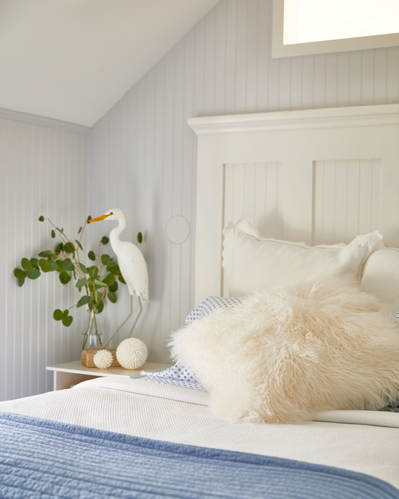 プロビデンスにある小さなビーチスタイルのおしゃれな客用寝室 (グレーの壁、塗装フローリング、黒い床)