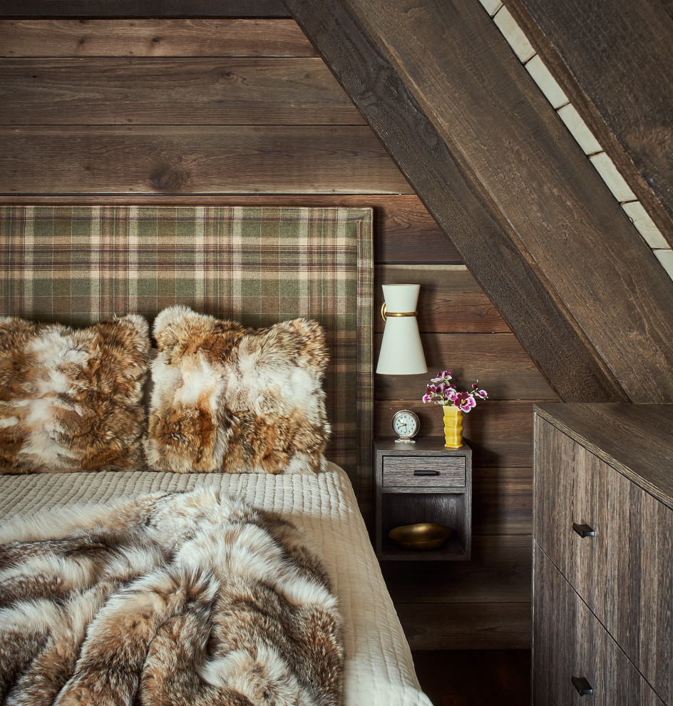 Источник вдохновения для домашнего уюта: спальня в стиле рустика с коричневыми стенами