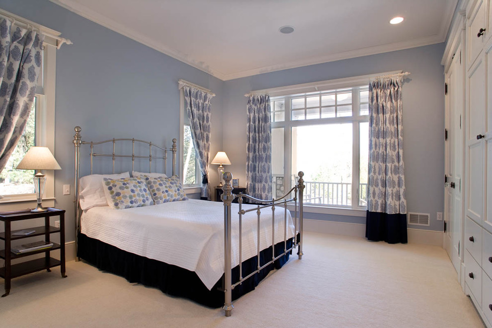 Ejemplo de dormitorio principal tradicional grande sin chimenea con paredes azules, moqueta y suelo azul