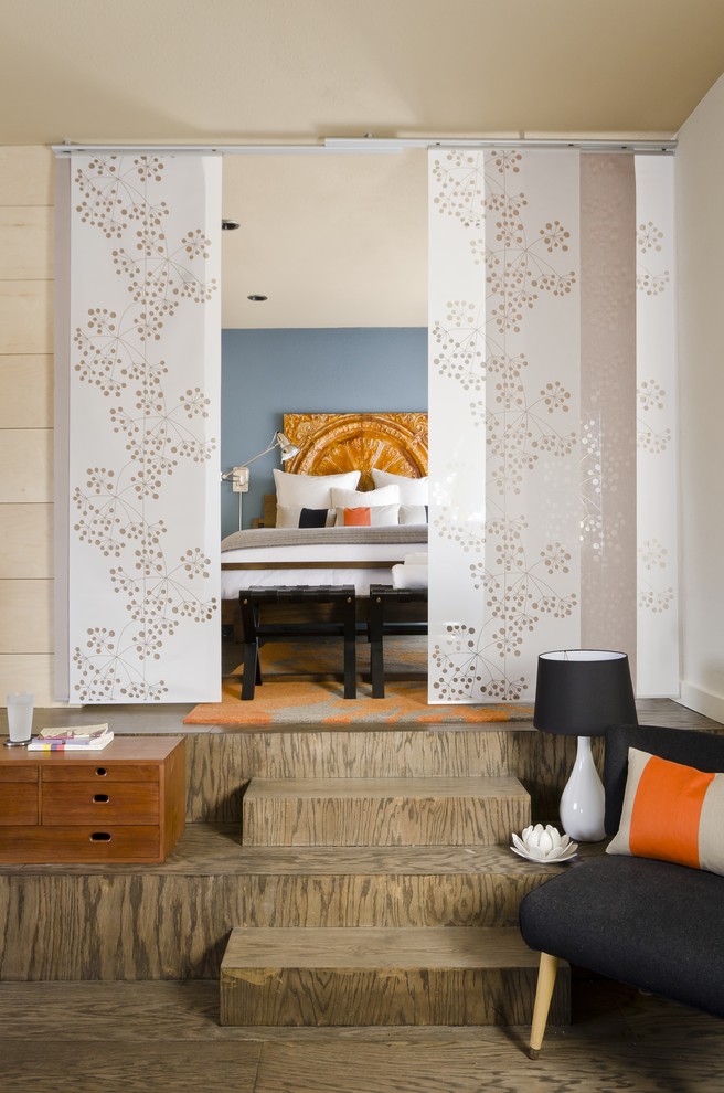 Свежая идея для дизайна: спальня в стиле модернизм с серыми стенами и зонированием шторами - отличное фото интерьера