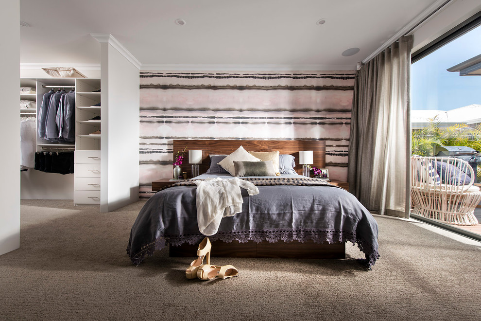 Diseño de dormitorio actual sin chimenea con paredes multicolor y moqueta