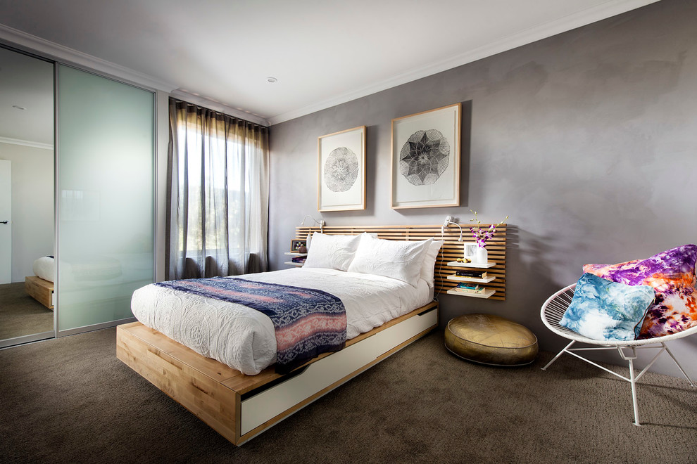 На фото: большая спальня в современном стиле с серыми стенами, ковровым покрытием и тюлем без камина с