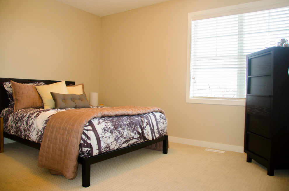 Exemple d'une petite chambre tendance avec un mur beige.