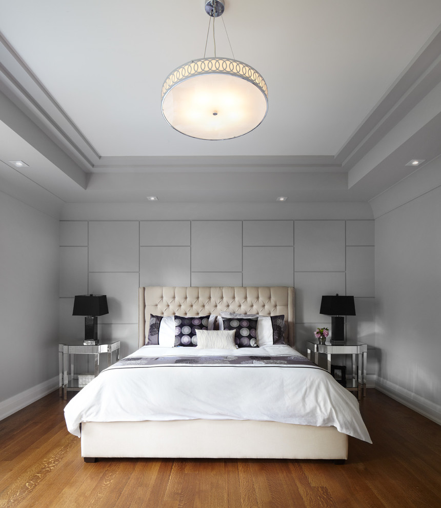 Источник вдохновения для домашнего уюта: спальня в современном стиле с серыми стенами и паркетным полом среднего тона