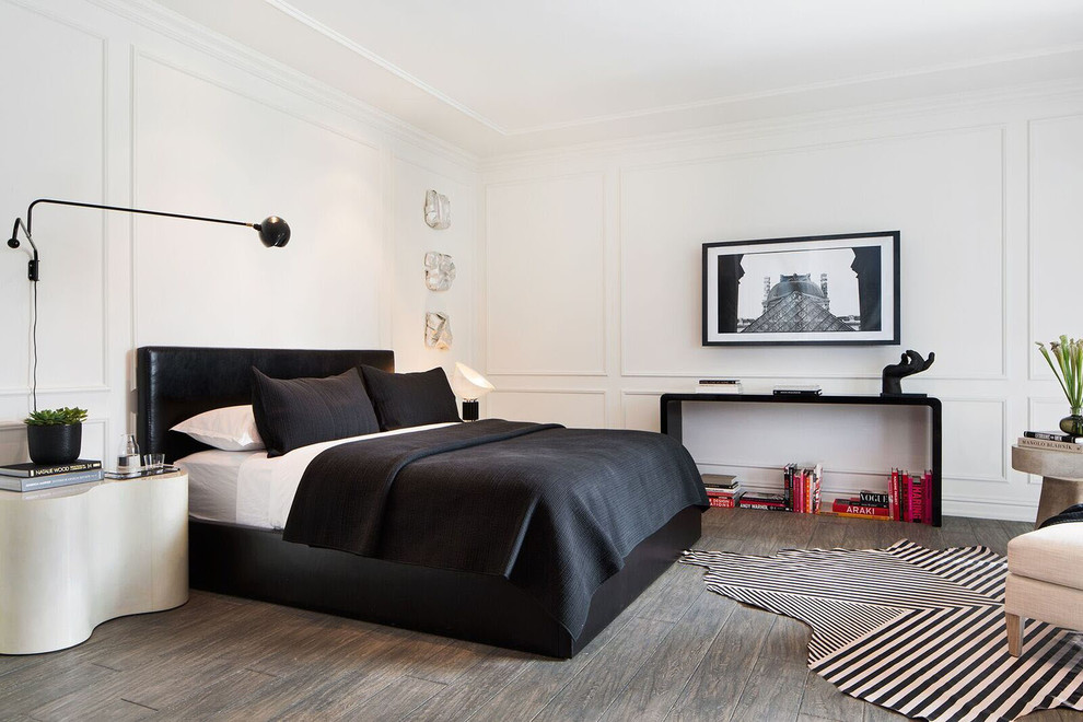 На фото: хозяйская спальня в стиле неоклассика (современная классика) с белыми стенами и коричневым полом с