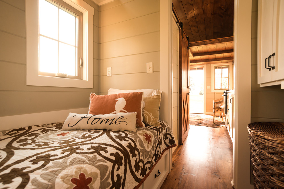 Idee per una piccola camera matrimoniale country con pareti beige e parquet scuro