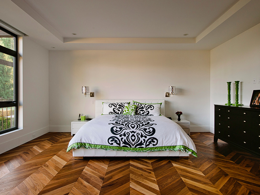 Idées déco pour une chambre contemporaine avec un mur blanc et un sol en bois brun.