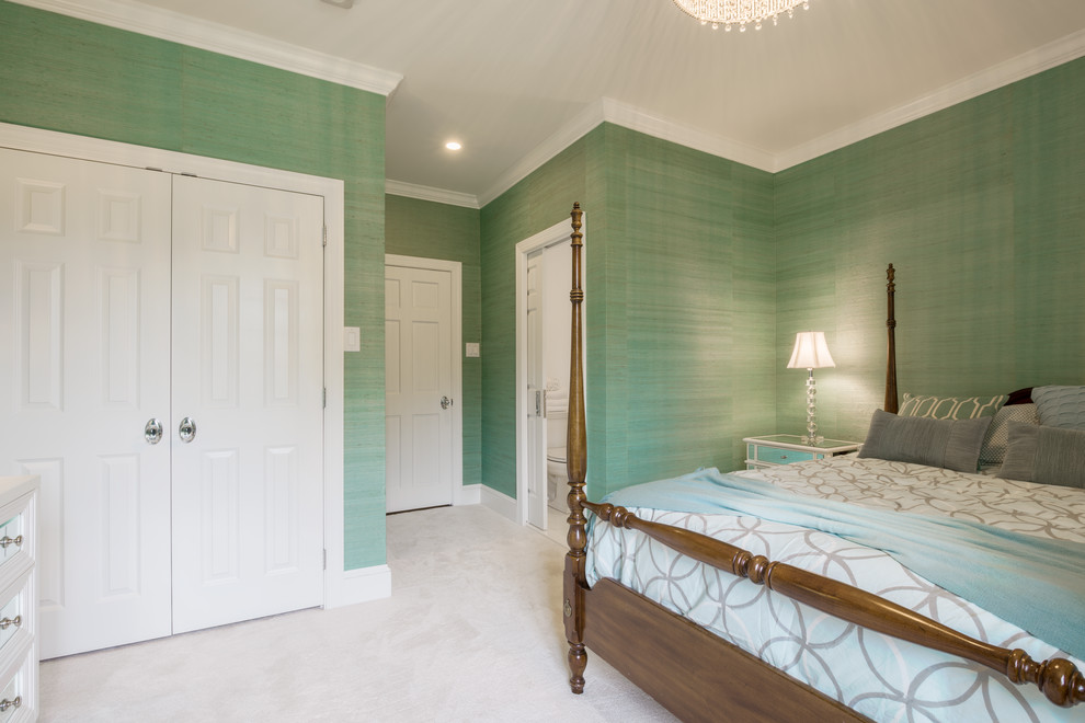 Modelo de habitación de invitados clásica renovada de tamaño medio sin chimenea con paredes verdes, moqueta y suelo blanco