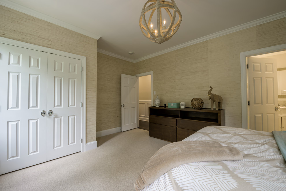 Diseño de habitación de invitados clásica renovada de tamaño medio sin chimenea con paredes beige, moqueta y suelo blanco