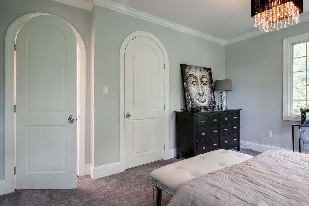 Стильный дизайн: гостевая спальня среднего размера, (комната для гостей) в стиле неоклассика (современная классика) с серыми стенами, ковровым покрытием и розовым полом без камина - последний тренд