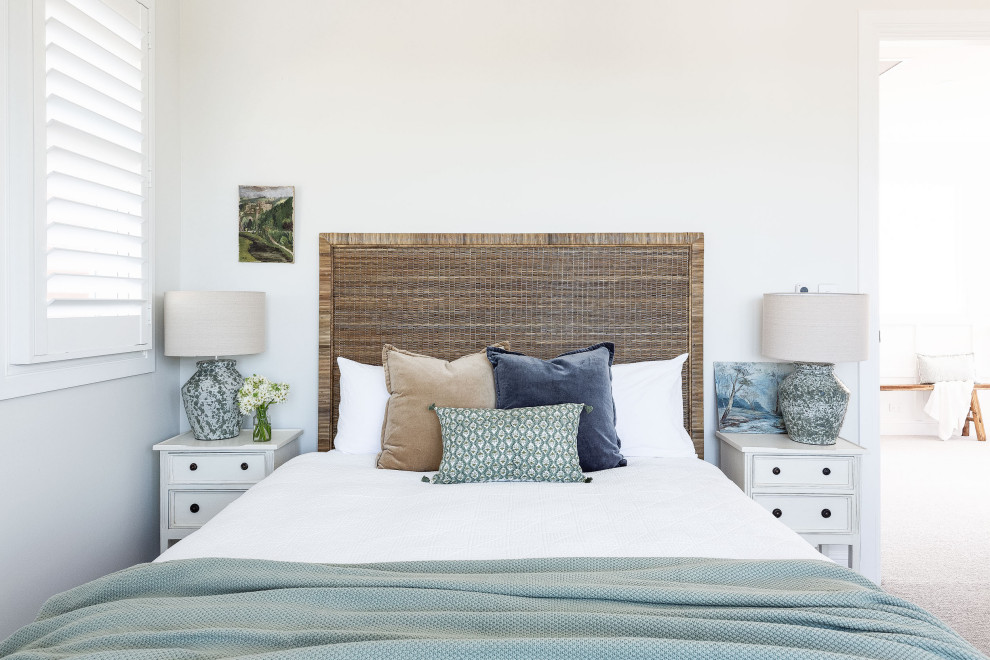 Стильный дизайн: гостевая спальня среднего размера, (комната для гостей) в морском стиле с белыми стенами, ковровым покрытием и серым полом - последний тренд