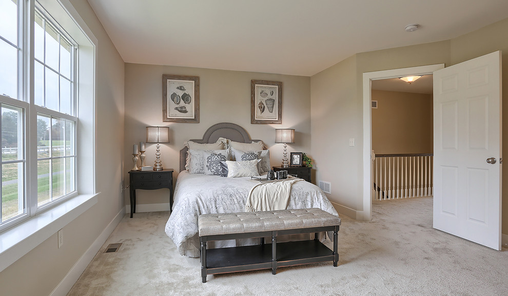 Imagen de dormitorio principal clásico renovado de tamaño medio sin chimenea con paredes beige, moqueta y suelo beige