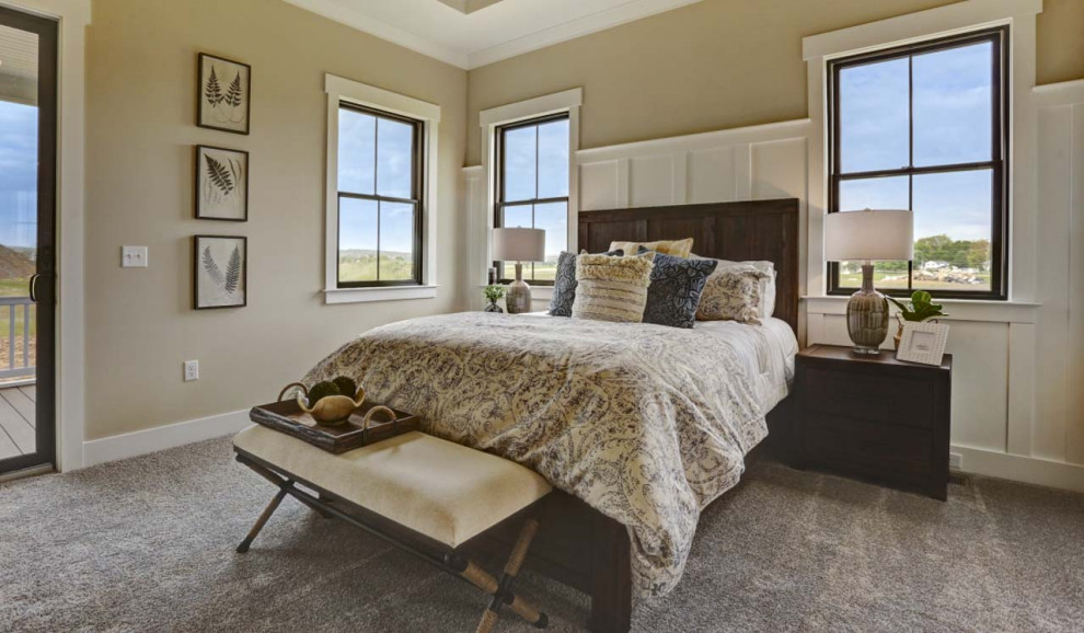Großes Uriges Hauptschlafzimmer mit beiger Wandfarbe, Teppichboden, beigem Boden, eingelassener Decke und vertäfelten Wänden in Sonstige