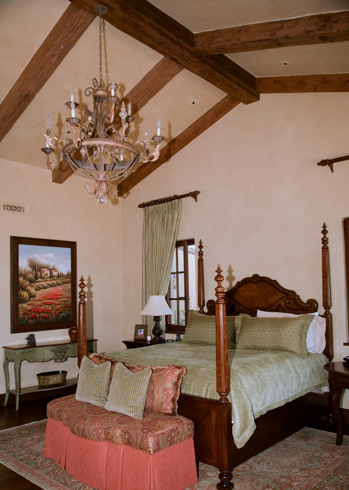 Mittelgroßes Mediterranes Hauptschlafzimmer mit beiger Wandfarbe, dunklem Holzboden und braunem Boden in San Diego