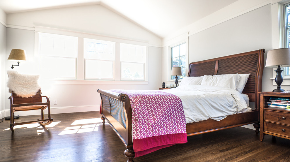 サンフランシスコにある中くらいなトラディショナルスタイルのおしゃれな主寝室 (グレーの壁、濃色無垢フローリング、茶色い床、グレーとブラウン) のレイアウト