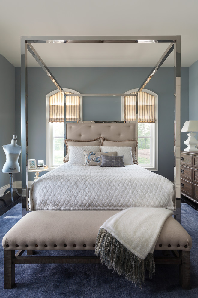 Стильный дизайн: спальня в стиле неоклассика (современная классика) с серыми стенами и темным паркетным полом - последний тренд