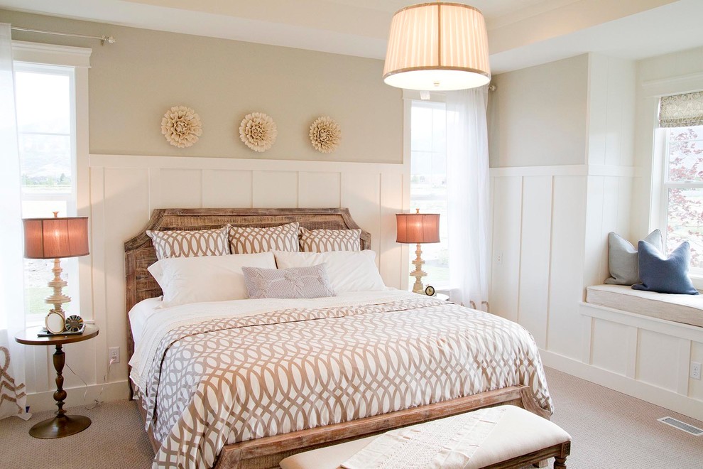 Esempio di una camera da letto chic con pareti beige e moquette