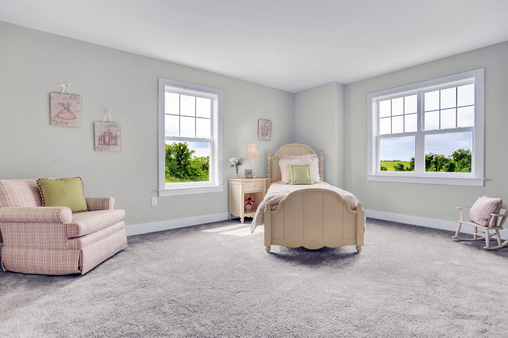 Exemple d'une grande chambre chic avec un mur beige et un sol beige.
