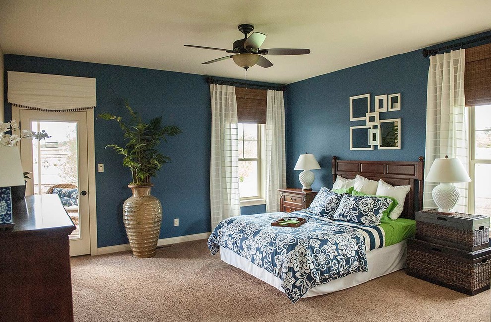 Источник вдохновения для домашнего уюта: большая хозяйская спальня в современном стиле с синими стенами и ковровым покрытием