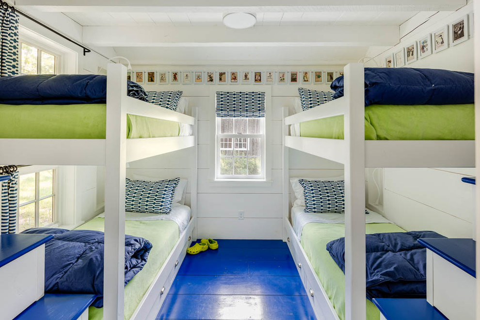 Пример оригинального дизайна: маленькая гостевая спальня (комната для гостей) в стиле кантри с белыми стенами, деревянным полом и черным полом для на участке и в саду