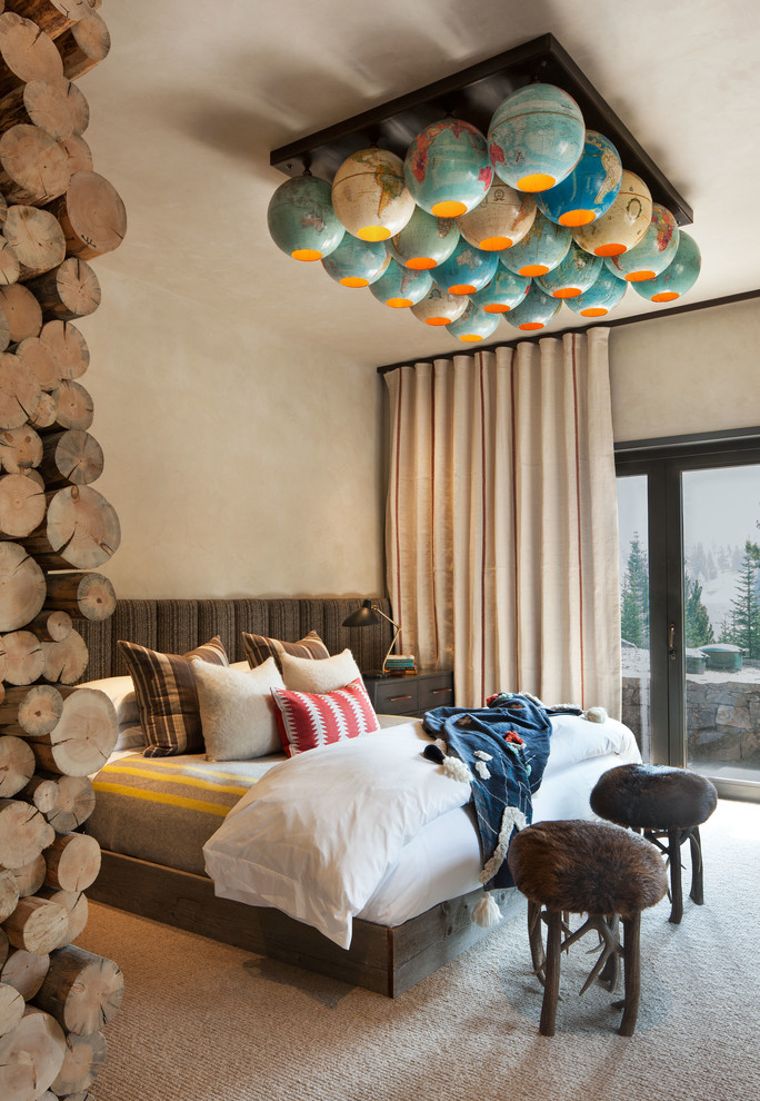 Imagen de habitación de invitados rústica con paredes beige, moqueta y suelo beige
