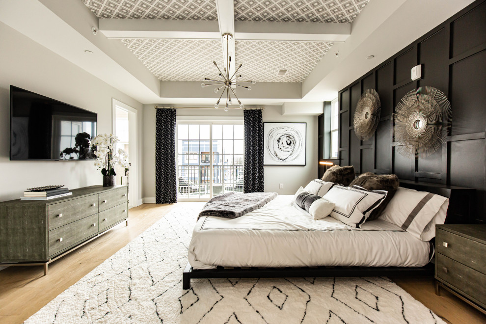 フィラデルフィアにあるコンテンポラリースタイルのおしゃれな寝室 (グレーの壁、無垢フローリング、茶色い床、グレーとブラウン)