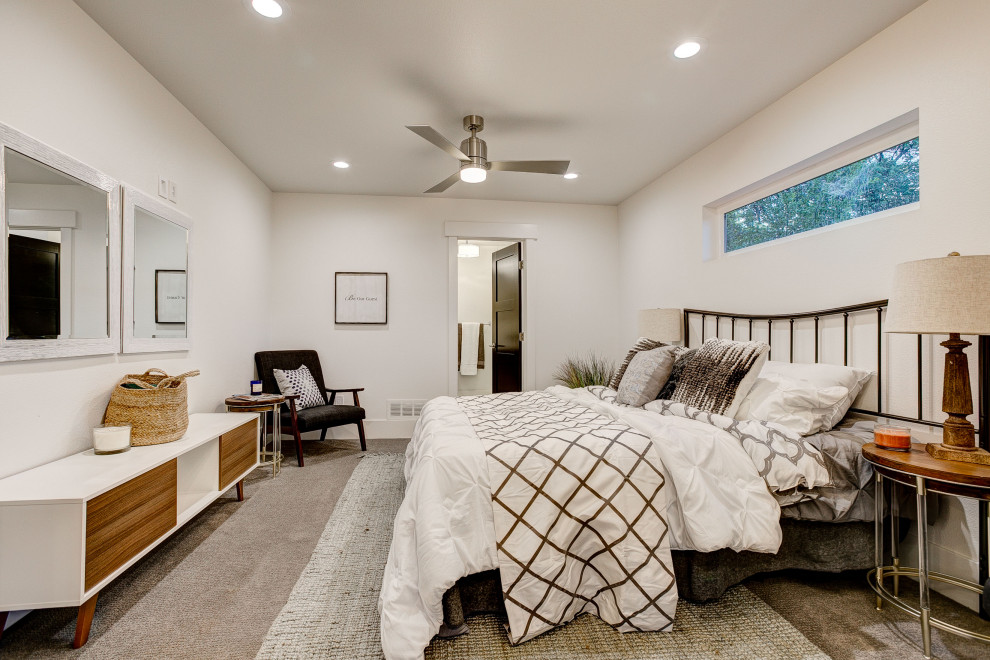 На фото: гостевая спальня среднего размера, (комната для гостей) в стиле неоклассика (современная классика) с белыми стенами, ковровым покрытием и серым полом