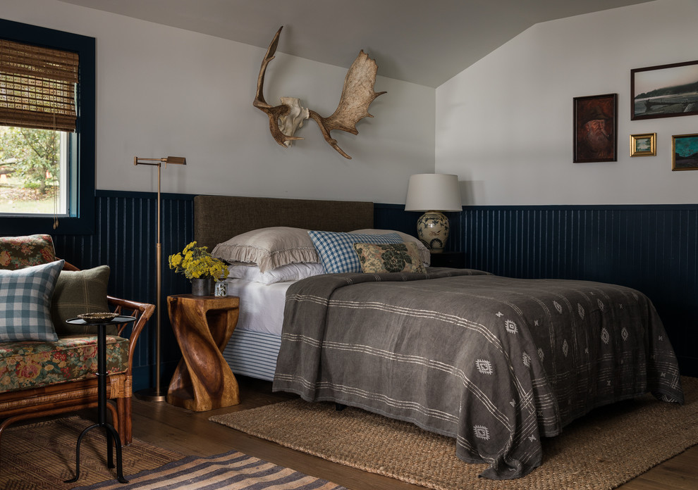 Ispirazione per una camera da letto rustica con pareti multicolore, pavimento in legno massello medio e pavimento marrone