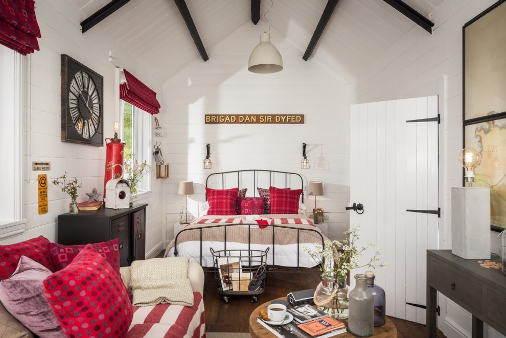 Свежая идея для дизайна: хозяйская спальня среднего размера в стиле кантри с белыми стенами и коричневым полом - отличное фото интерьера