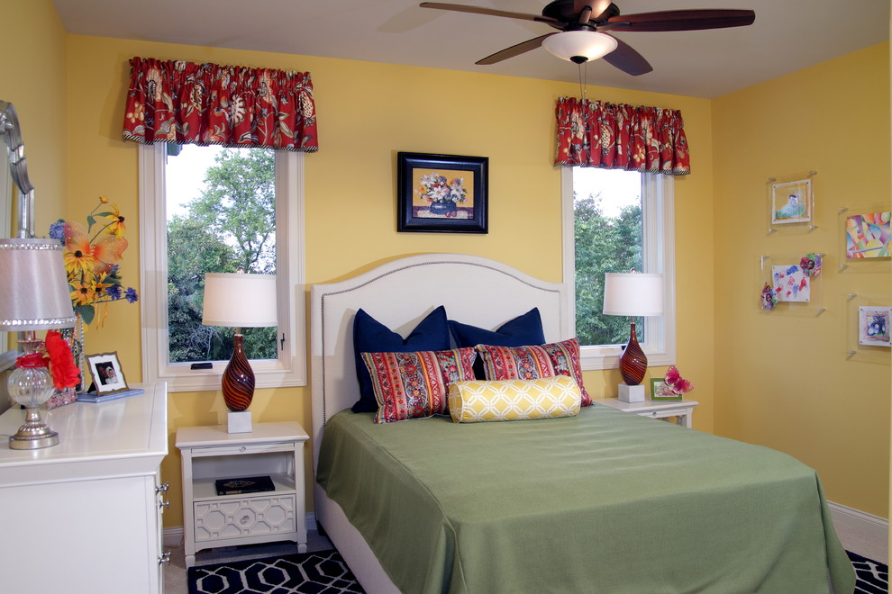 Modelo de dormitorio clásico sin chimenea con paredes amarillas y moqueta