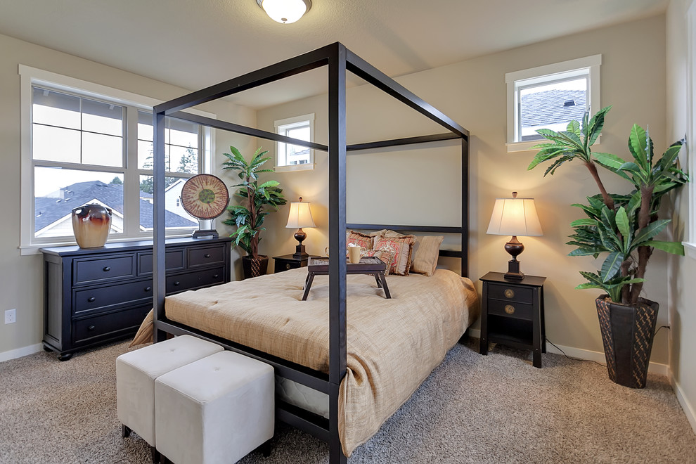 Foto de dormitorio principal tradicional renovado de tamaño medio sin chimenea con paredes beige y moqueta