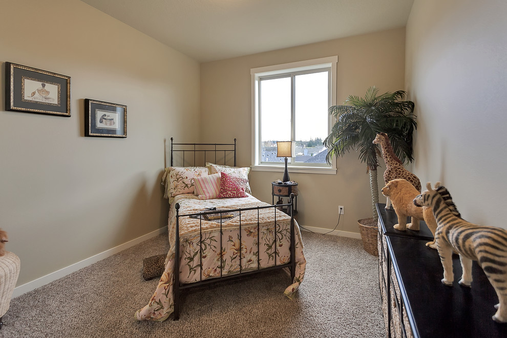 Foto di una camera da letto classica di medie dimensioni con pareti beige e moquette