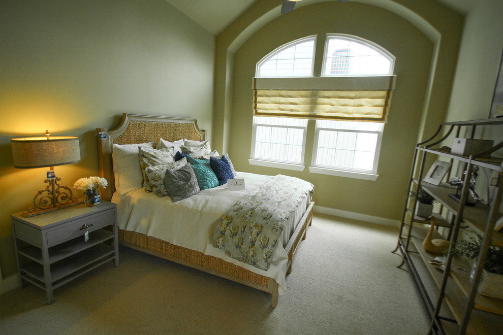 ヒューストンにある小さなビーチスタイルのおしゃれな客用寝室 (緑の壁、カーペット敷き、暖炉なし) のインテリア