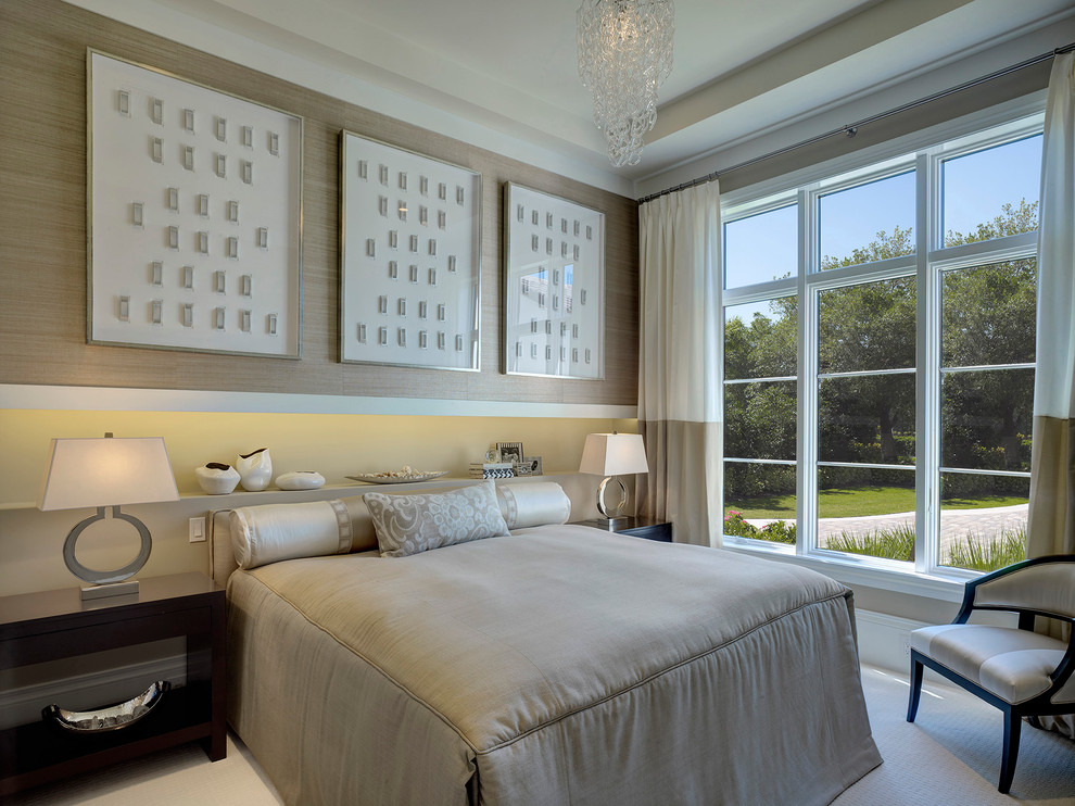 На фото: гостевая спальня (комната для гостей) в стиле неоклассика (современная классика) с ковровым покрытием и бежевыми стенами