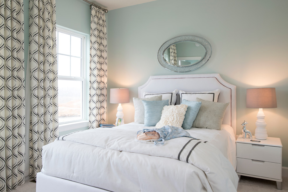 Стильный дизайн: спальня в стиле неоклассика (современная классика) с синими стенами и ковровым покрытием - последний тренд