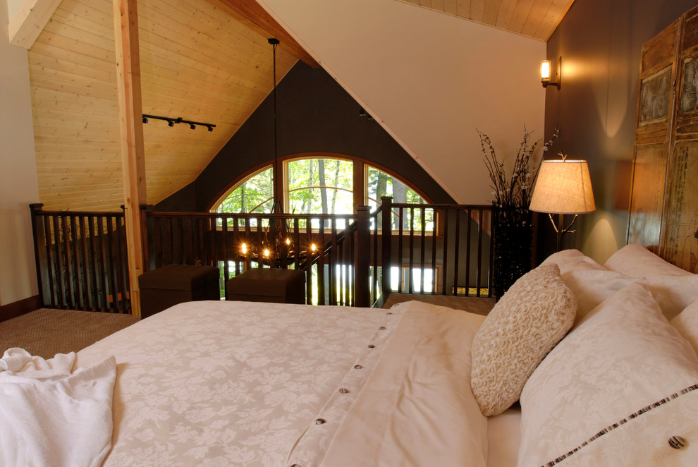 Foto de dormitorio tipo loft rústico grande sin chimenea con paredes marrones y moqueta