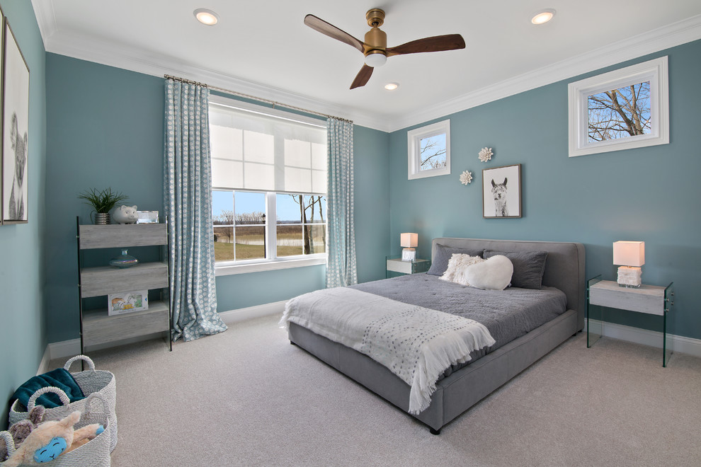 シンシナティにあるトランジショナルスタイルのおしゃれな寝室 (青い壁、カーペット敷き、グレーの床) のレイアウト
