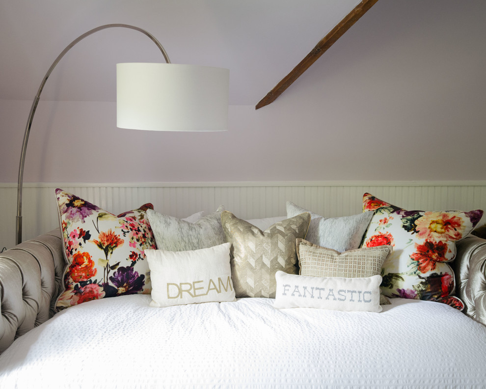 Источник вдохновения для домашнего уюта: спальня в стиле неоклассика (современная классика) с фиолетовыми стенами