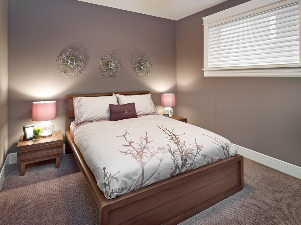 エドモントンにあるトランジショナルスタイルのおしゃれな寝室 (グレーの壁、カーペット敷き)