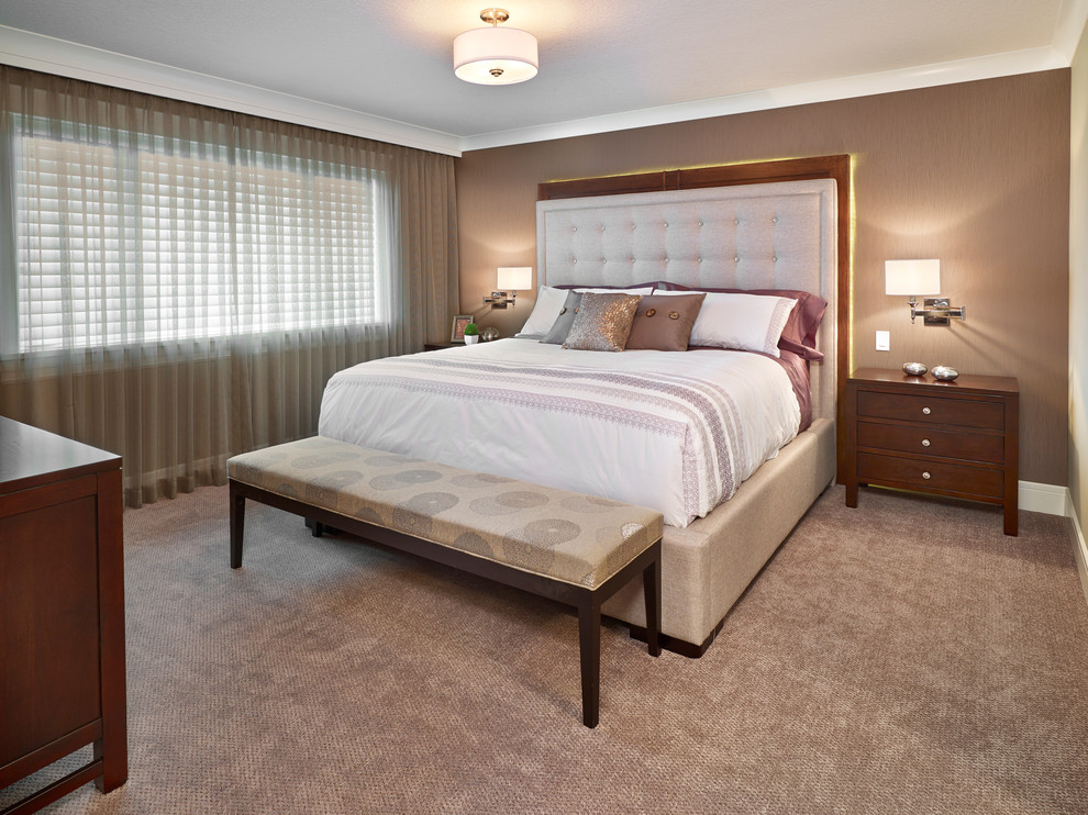 Пример оригинального дизайна: спальня в стиле неоклассика (современная классика) с коричневыми стенами и ковровым покрытием