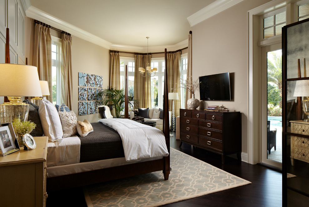На фото: большая хозяйская спальня в классическом стиле с коричневыми стенами и темным паркетным полом без камина