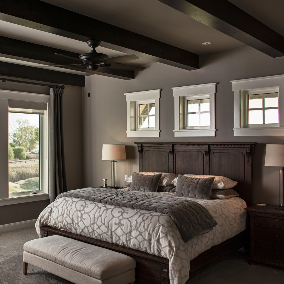 Foto di una camera da letto tradizionale con pareti grigie, moquette e pavimento grigio