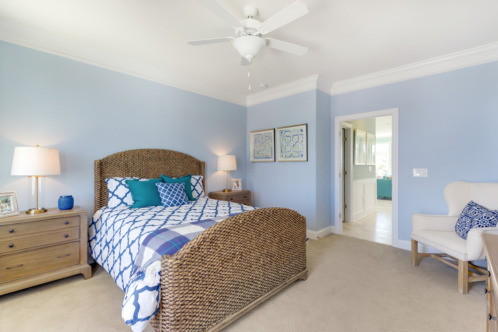 Immagine di una camera da letto costiera con pareti blu, moquette e nessun camino