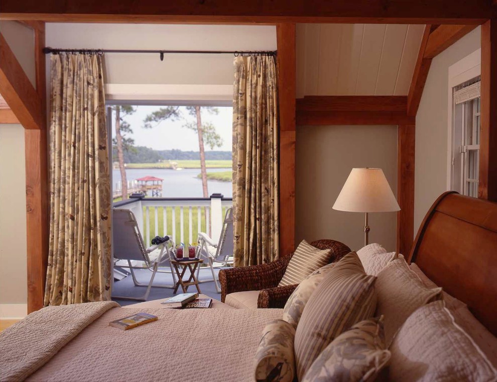 Foto de dormitorio principal tradicional grande con paredes beige y suelo de madera clara